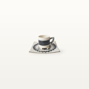Kunstvoll gestaltete Espressotassen mir Untersetzer aus Porzellan