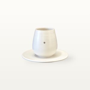 Handgemachter Keramik Kaffeebecher in weiß mit Untersetzer