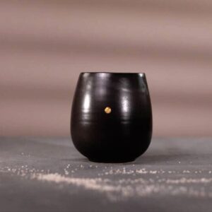 Bauchiger Becher aus Keramik, hergestellt in Handarbeit, schwarz