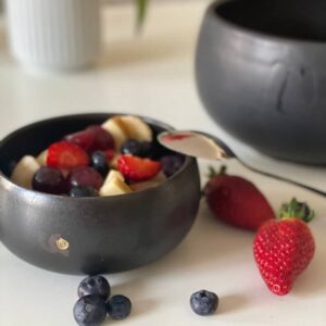 Bauchige Schale aus Keramik, hergestellt in Handarbeit, schwarz mit Früchten