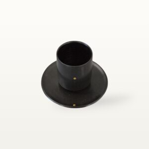 Schwarzer Kaffeebecher aus keramik mit Untersetzer
