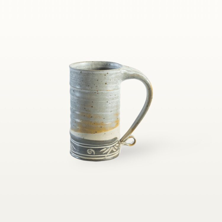 Gerade, hohe Keramiktasse - weiß und beritzt