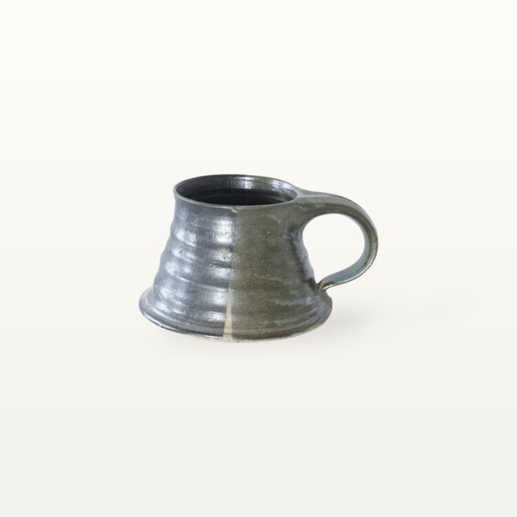 Erdige Keramiktasse mit breitem Fuß - blau und schwarz