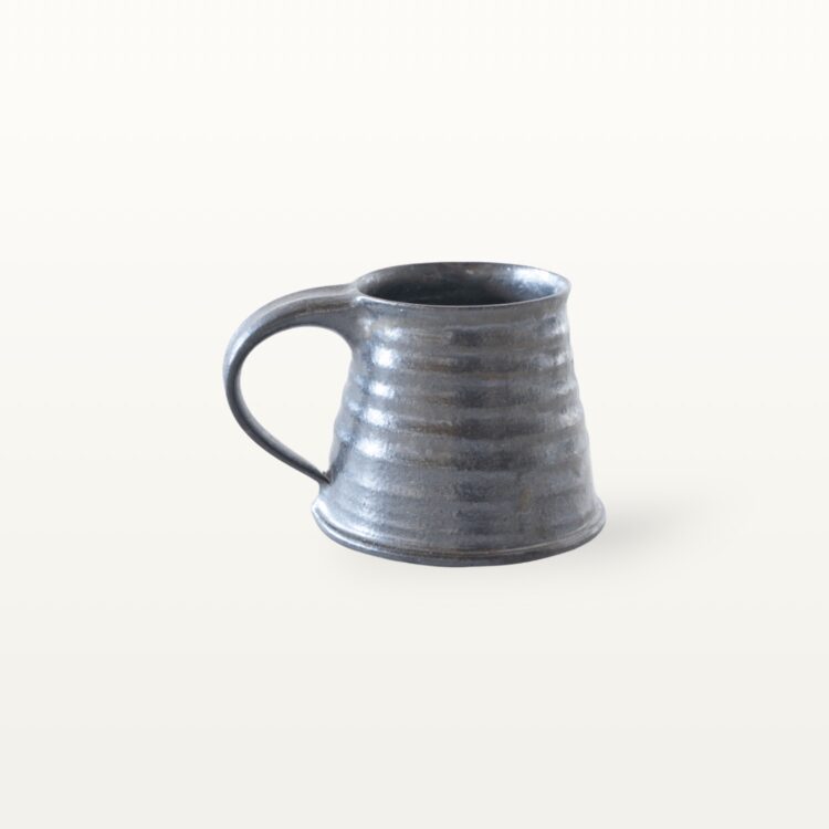 Erdige Keramiktasse mit breitem Fuß - schwarz