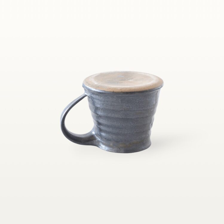 Erdige Keramiktasse mit breitem Fuß - schwarz – Bild 2