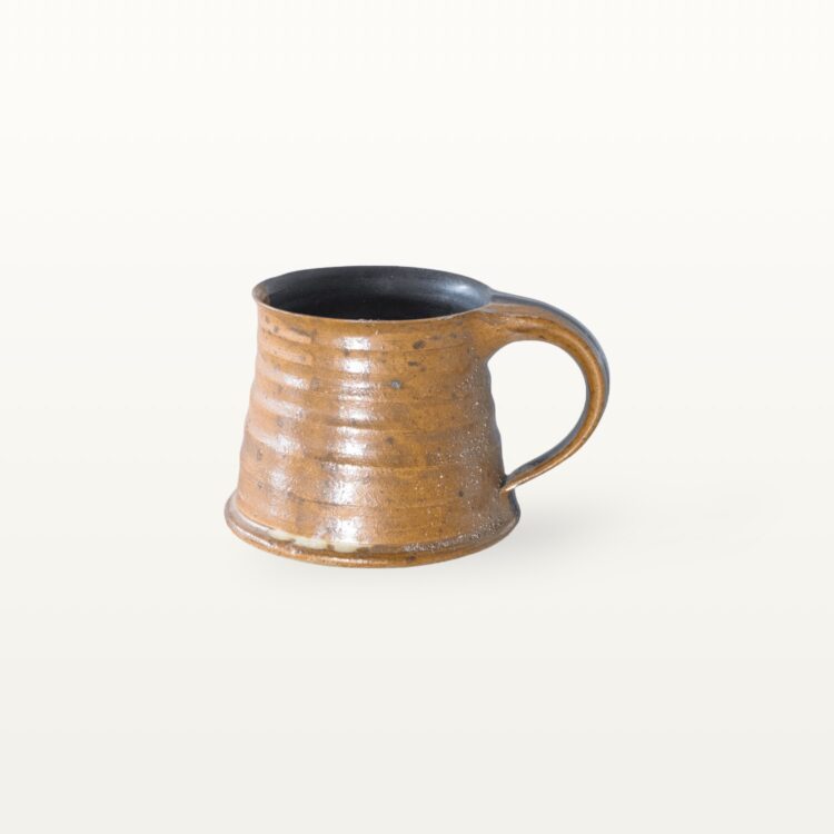Erdige Keramiktasse mit breitem Fuß - braun und schwarz