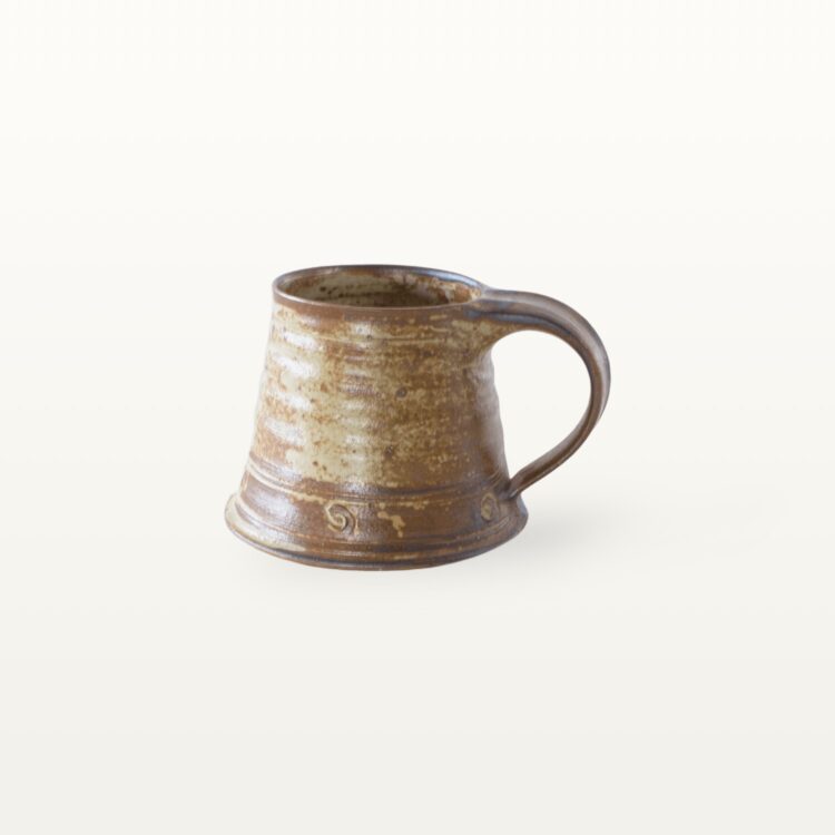 Erdige Keramiktasse mit breitem Fuß - braun