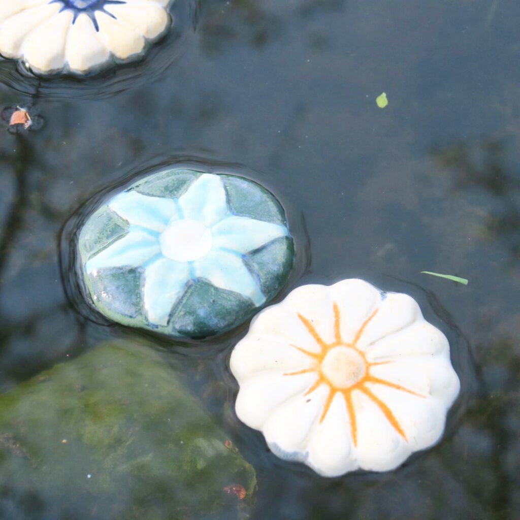 SchwimmBlumen für den Gartenteich GrünBlau keramiko.de