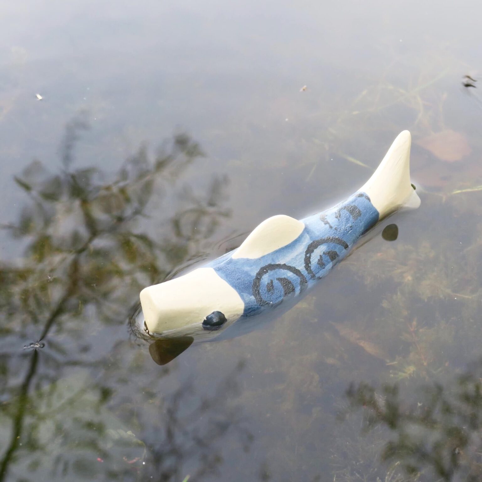 Schwimmender Keramik Fisch Blau mit Spirale keramiko.de