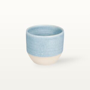Moderner Kaffeebecher aus Keramik mit blauem Rand
