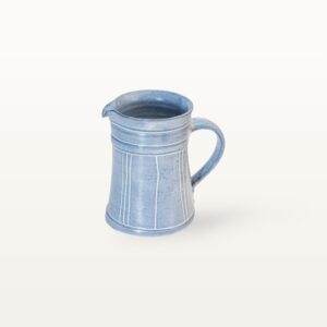 Gerader Krug aus Keramik mit blauen Streifen