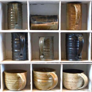 Handgemachte Tassen aus Keramik mit Henkel in Regal in verschiedenen Größen