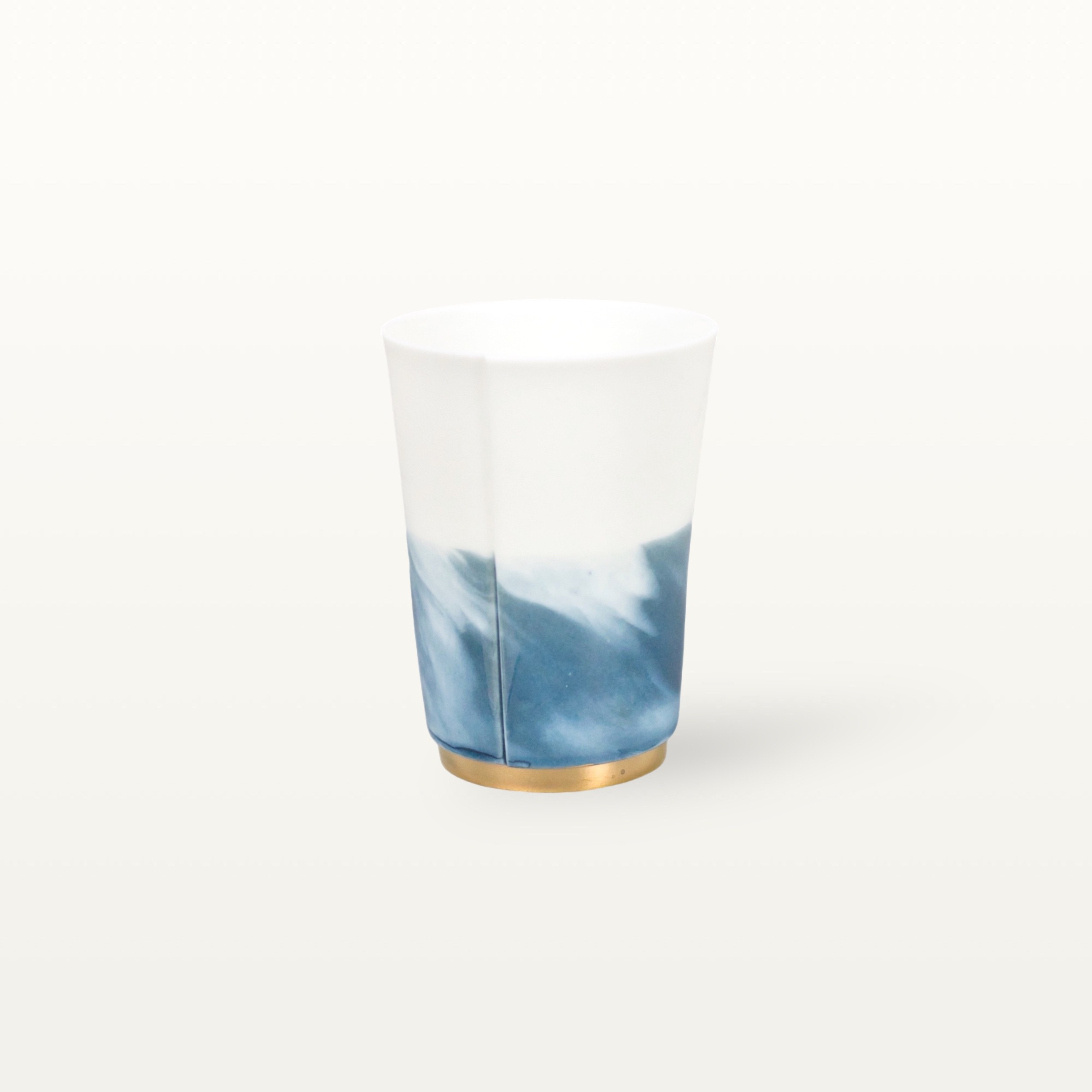 Mittelgroßer Blauer Becher mit Goldelementen 1 Mittelgroßer Blauer Becher mit Goldelementen