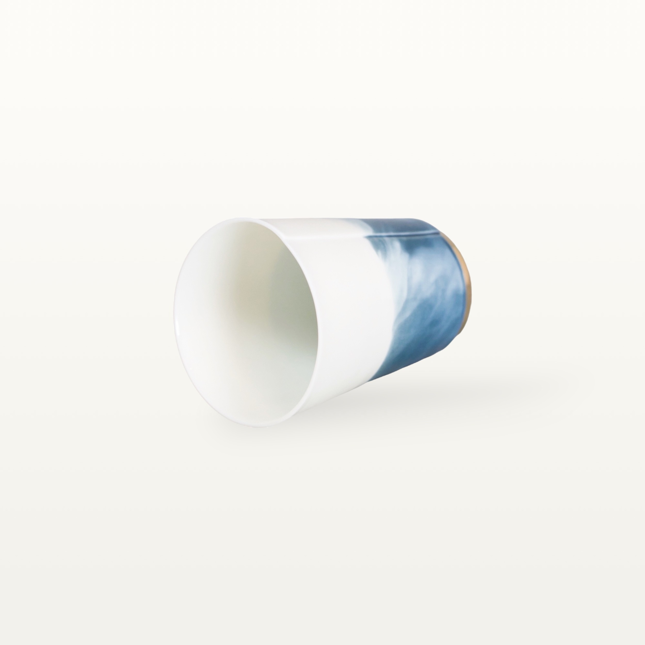 Mittelgroßer Blauer Becher mit Goldelementen 3 Mittelgroßer Blauer Becher mit Goldelementen – Bild 3