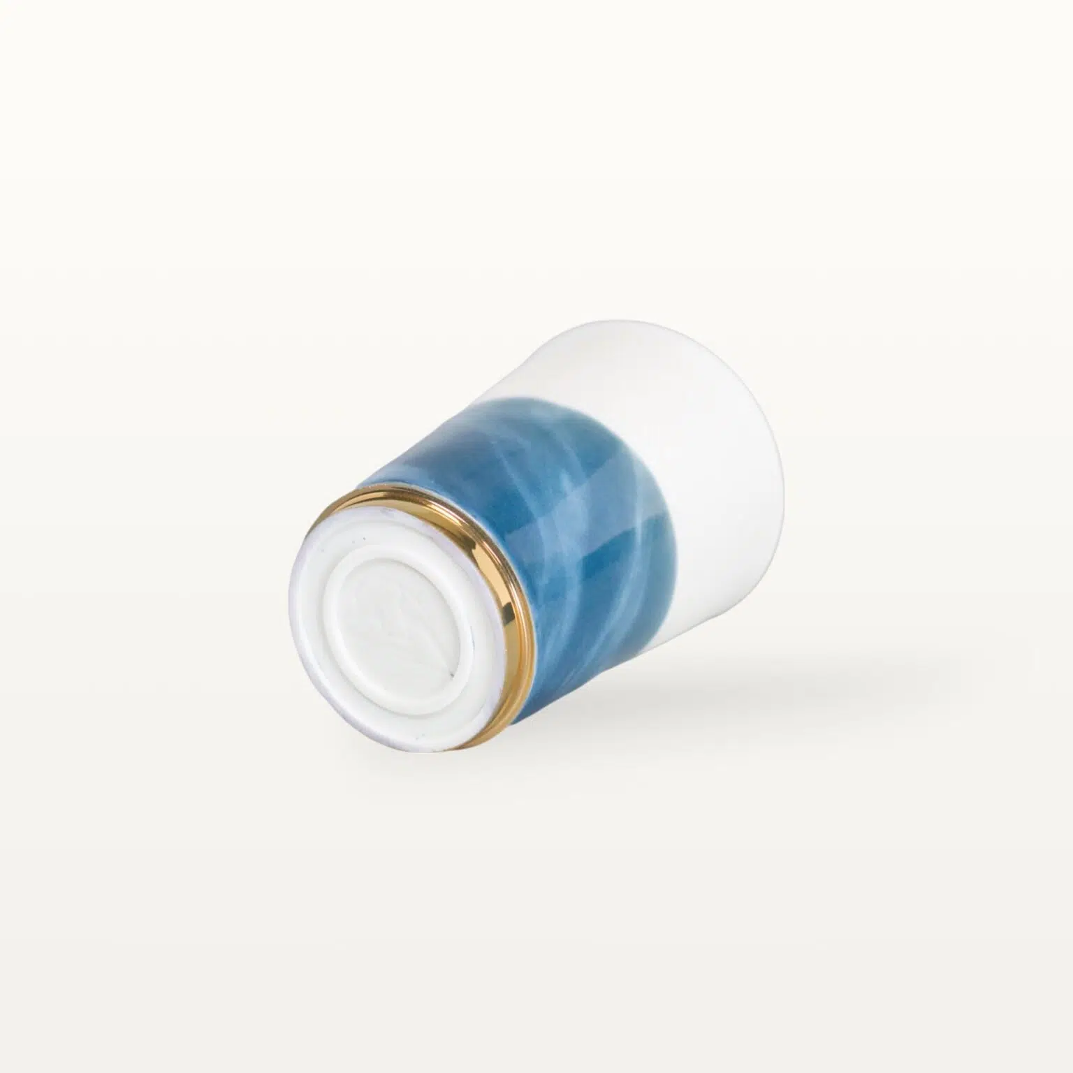 Mittelgroßer Blauer Becher mit Goldelementen 4 Mittelgroßer Blauer Becher mit Goldelementen – Bild 4