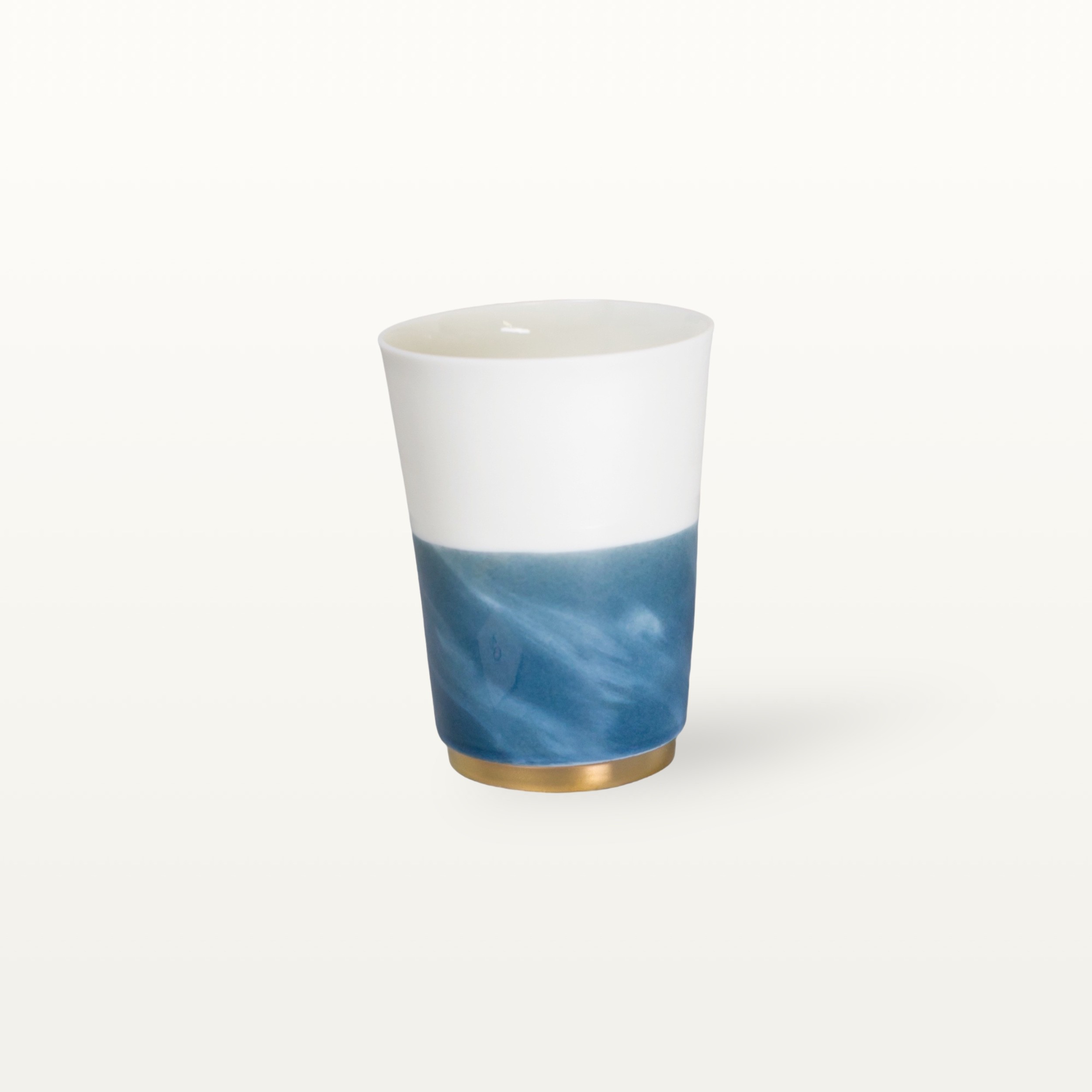 Mittelgroßer Blauer Becher mit Goldelementen 5 Mittelgroßer Blauer Becher mit Goldelementen – Bild 5