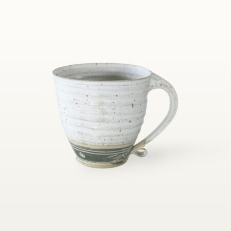 Große bauchige Tasse mit schmalem Fuß - weiß und beritzt
