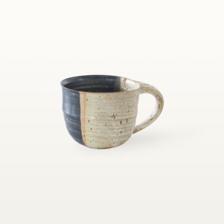 Flache, bauchige Tasse in rustikaler Optik - weiß und schwarz
