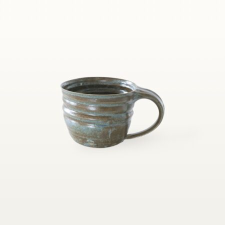 Flache, bauchige Tasse in rustikaler Optik - blau