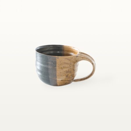 Flache, bauchige Tasse in rustikaler Optik - braun und schwarz