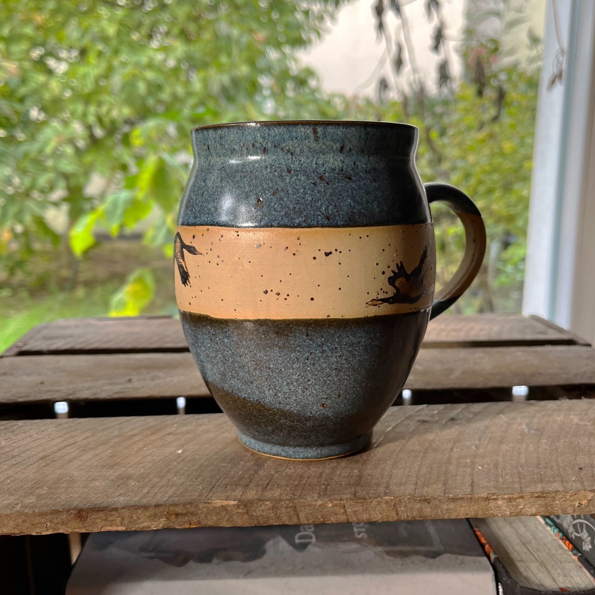 Große bauchige Tasse mit Kranichmotiv 2 Große bauchige Tasse mit Kranichmotiv – Bild 2