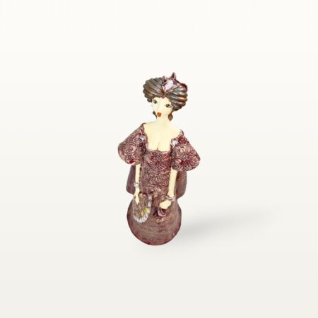 Elegante Frau als Keramik Figur im lila Kleid