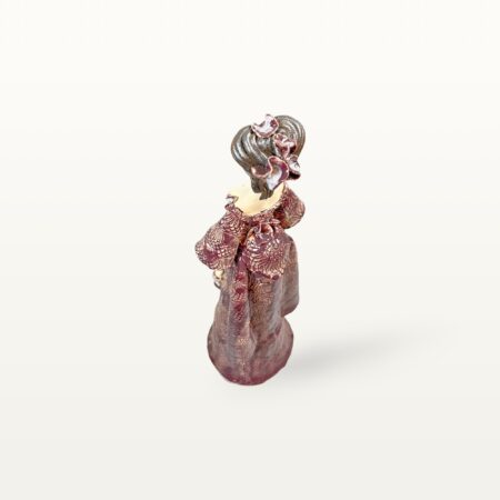 Elegante Frau als Keramik Figur im lila Kleid – Bild 5