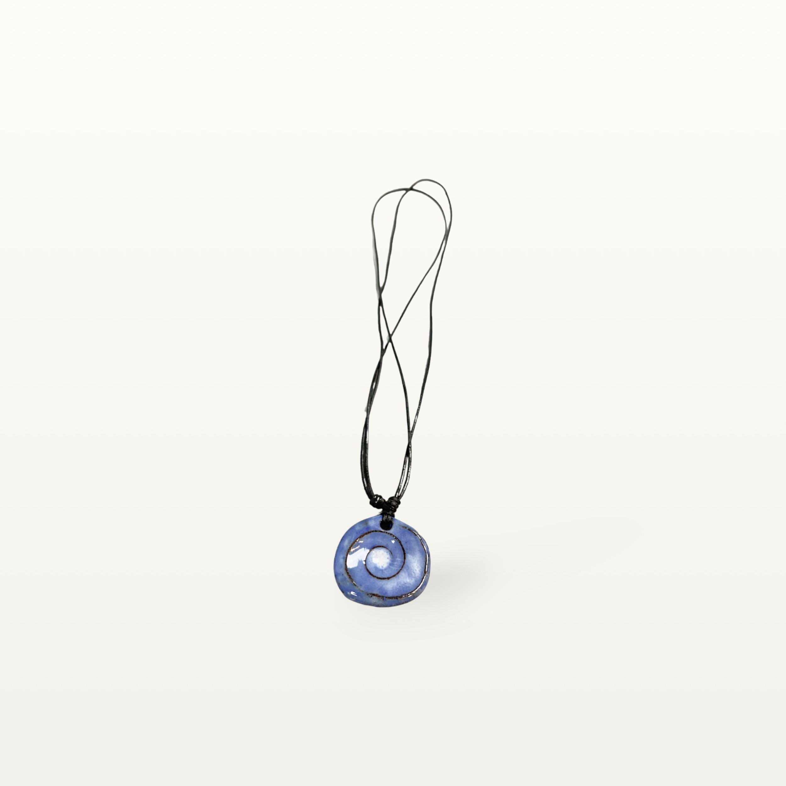 Blaue Kette aus Keramik mit Spirale als Motiv