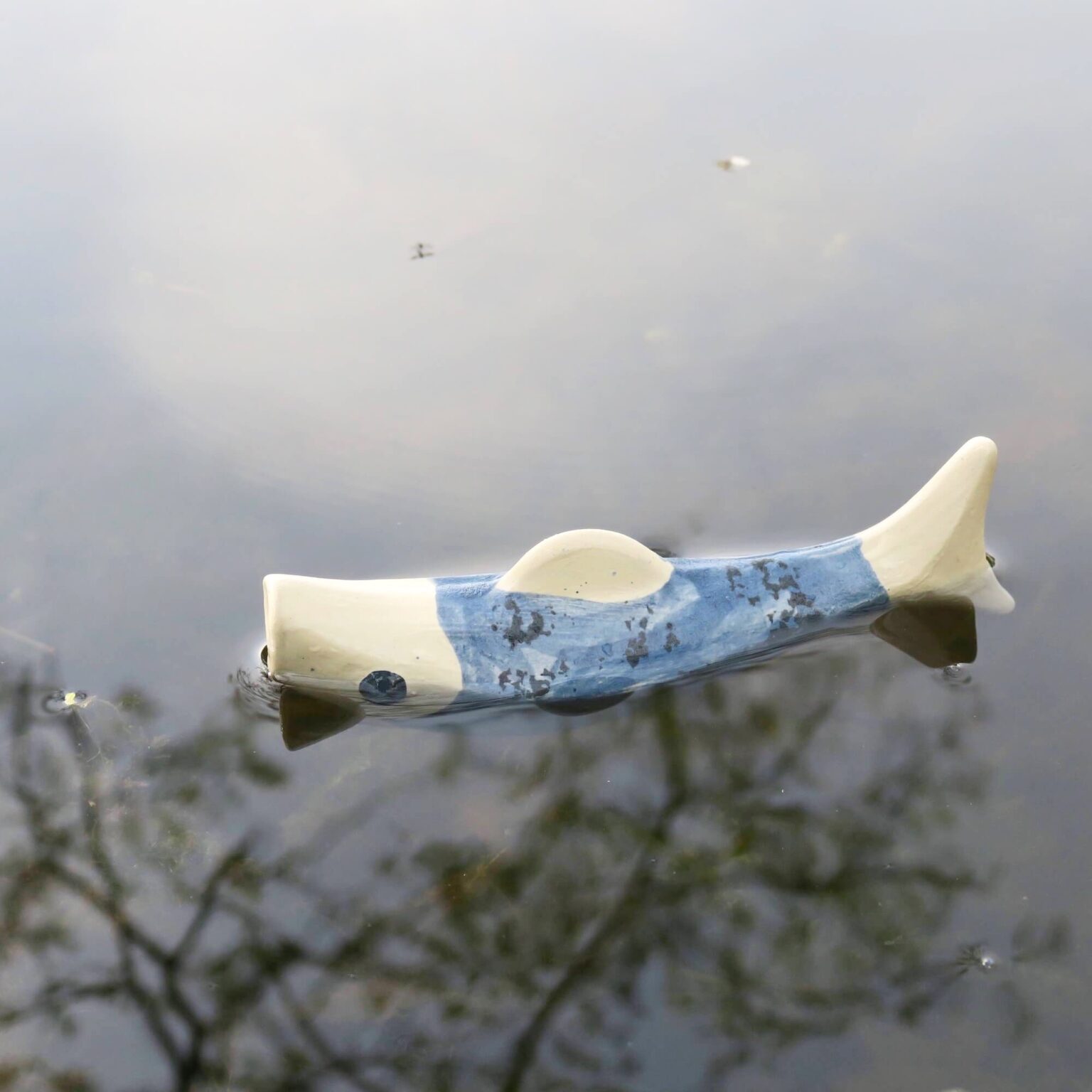 Schwimmender Keramik Fisch - Blau mit Punkten 2 Schwimmender Keramik Fisch - Blau mit Punkten – Bild 2