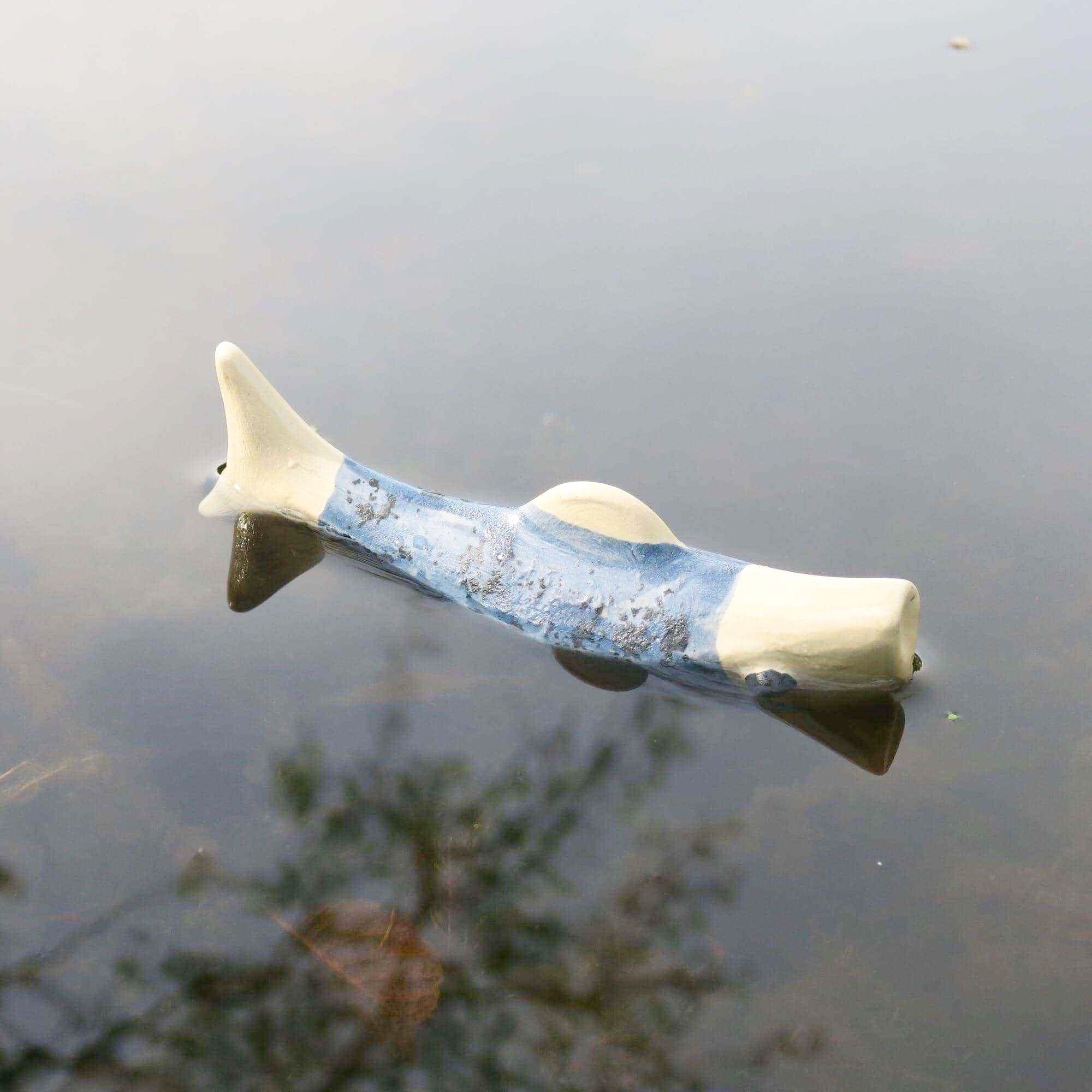 Schwimmender Keramik Fisch - Blau mit Punkten 3 Schwimmender Keramik Fisch - Blau mit Punkten – Bild 3